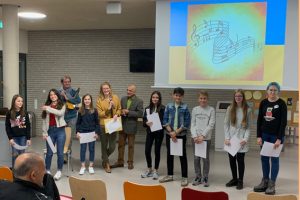 Freuten sich über ihren Erfolg: Die Gewinnerinnen und Gewinner des ersten „Mehrsprachigen Gedichte-Wettbewerbs“. Bild: Ilhan Güngör/KoBiZ