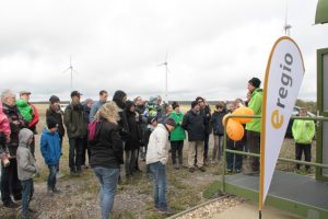 e-regio-Mitarbeiter Roman Hövel (grüne Jacke) informierte unterhaltsam über Bau und Funktion einer Windenergieanlage. Bild: Michael Thalken/Eifeler Presse Agentur/epa