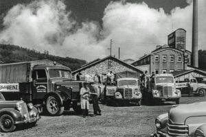Auf dem Parkplatz der Glashütte standen in den 1960er Jahren die Lastwagen der Spediteure. Bild: Sammlung des früheren Betriebsrats