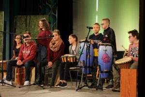 Ein buntes Bühnenprogramm durch die Schülerinnen und Schüler der Nationalpark-Schulen sorgte für abwechslungsreiche Unterhaltung. (Foto: Nationalparkverwaltung Eifel/M. Weisgerber)   