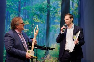 Den "Woody Award" in Gold in der Kategorie "Innovativer Holzhandel" nahm Martin Hilger, Geschäftsführer von Hilger Holz entgegen. Bild: © GD Holz/ Oliver Wachenfeld