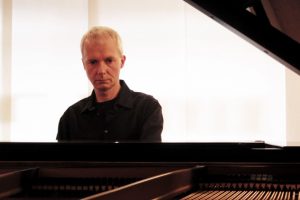 Komponist und Pianist Roland Vossebrecker spielt gegen den Klimawandel. Bild: Vossebrecker