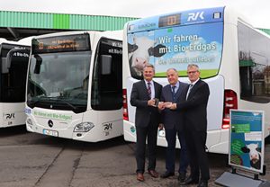 Sie präsentieren den symbolischen Schlüssel für die Bio-Erdgasbusse: Landrat und RVK-Aufsichtsratsvorsitzender Günter Rosenke (v.l.), RVK-Geschäftsführer Eugen Puderbach und Hansmartin Rosin (Daimler Buses).
