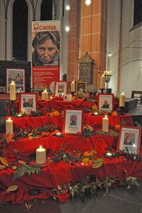 Kerzen erinnerten an kürzlich verstorbene Obdachlose. Bild: Carsten Düppengießer