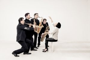 Vier Saxophonisten und eine Pianistin: Die ungewöhnliche Formation "Alliage Quintett" kommt in die Kurstadt. Bild: Alliage Quintett
