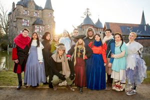 Die Mitglieder des "metropol Theater" Köln wollen auf Burg satzvey für einen märchenhaften Winter sorgen. Bild: A. Pluta