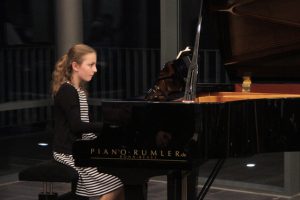 Für ihre Darbietungen am Klavier erhielt Paula Coenen den zweiten Preis. Bild: Michael Thalken/Eifeler Presse Agentur/epa