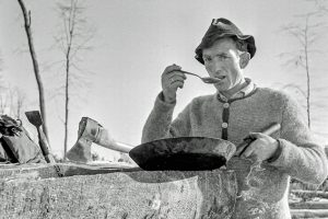 Mit Axt und Pfanne: Ein Waldarbeiter bei der Mittagspause. Foto: Heinz H. Naumann