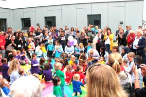 Die 131 Kinder der neuen Kita „Kreismäuse“ bedankten sich bei allen, die bei der Realisierung der Einrichtung mitgewirkt hatten. Bild: Michael Thalken/Eifeler Presse Agentur/epa