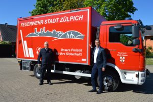Bürgermeister Ulf Hürtgen (r.) und Wehrleiter Jörg Körtgen nahmen den neuen Gerätewagen Logistik (GW-L1) für die Löschgruppe Zülpich in Empfang. Foto: Torsten Beulen/Stadt Zülpich