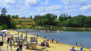 Die Badestelle im Seepark Zülpich bietet gute Voraussetzungen, um die derzeit geltenden Abstands- und Hygienevorgaben beachten zu können. Archiv-Foto: Seepark Zülpich 
