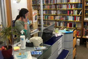 Das Team um Bibliotheksleiterin Sabine Hergarten hat alle notwendigen Maßnahmen getroffen, um die Stadtbibliothek wieder öffentlich zugänglich zu machen. Foto: Stadt Schleiden