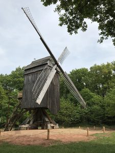 Nach einer längeren Restaurierungsphase ist die Bockwindmühle im LVR-Freilichtmuseum Kommern wieder frei zugänglich. Foto: Dr. Carsten Vorwig / LVR