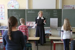 Die Museumslehrerin unterrichtet aufgrund der Pandemie jetzt auch an modernen Schulen. Bild: Katharina Kesternich/LVR