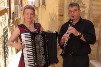 Das preisgekrönte Duo „Sing Your Soul“ will in Metternich Stücke von Mozart sowie Tango spielen. Foto: Veranstalter