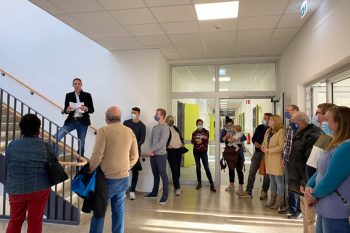 Zahlreiche geladene Gäste konnte der Erste Beigeordnete, Marcel Wolter, bei der Eröffnung der offenen Lernbereiche begrüßen. Bild: Stadt Schleiden / Kerstin Wielspütz