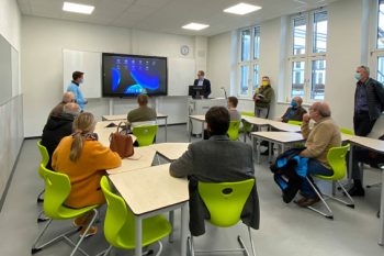 Der stellvertretende Schulleiter, Stefan Marenbach, stellte mit Harald Petzing die neuen digitalen Tafelsysteme vor. (© Stadt Schleiden / Kerstin Wielspütz)