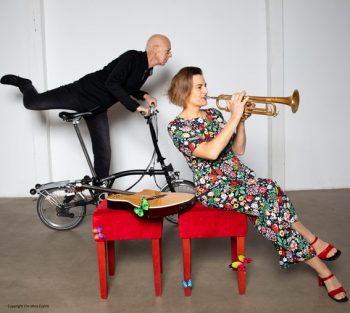 Schräge Texte und komplexe musikalische Arrangements bitete das Duo Susanne Riemer und Wilhelm Geschwind. Bild: Christina Czybik