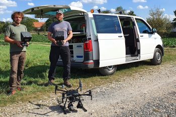 Sind im Kreisgebiet mit einer Drohne im Einsatz: Die beiden Kreismitarbeiter André Geißler (links) und Andreas Axmacher. Foto: Kreisverwaltung