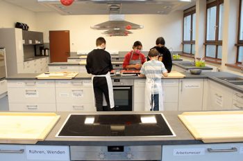 Erst vor eineinhalb Jahren wurde die Küche der Realschule komplett renoviert. Hier findet auch der Hauswirtschaftsunterricht statt. Bild: Michael Thalken/Eifeler Presse Agentur/epa