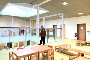 Kindergartenleiterin Birgit Lesch freut sich auf den Umzug in die neuen Räume im Obergeschoss. Bild: Kerstin Wielspütz/Stadt Schleiden