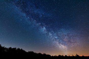 Bald können Sternenbegeisterte an der Seite eines Experten den klaren Nachthimmel im Sternenpark Nationalpark Eifel erleben. Foto: Maximilian Kaiser
