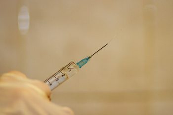 Auch in Deutschland wurden jetzt die Impfungen mit AstraZeneca gestoppt. Symbolbild: Tameer Gunnar Eden/Eifeler Presse Agentur/epa