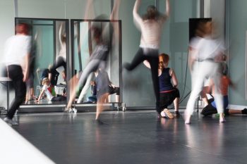 Das Bild zeigt ein Tanzprojekt aus dem Kulturrucksack. Bild: Kulturrucksack NRW Detmold