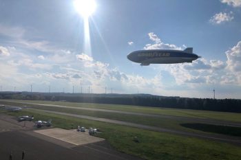 Der Zeppelin beim Anflug auf den Flugplatz Dahlemer Binz. Bild: Gemeinde Dahlem