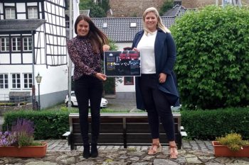 Jessica Setzer (links) und die Blankenheimer Bürgermeisterin Jennifer Meuren suchen "Eine Stimme für die Eifel". Bild: Gemeinde Blankenheim