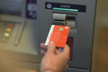 Der Geldautomat der VR-Bank Nordeifel am Marienplatz steht ab 27. Juli auch Kunden der KSK Euskirchen zur gebührenfreien Geldabhebung zur Verfügung. Foto: VR-Bank Nordeifel