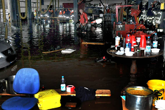 Um 21.30 Uhr begann die Überflutung des Feuerwehrgerätehauses in Kalll, in dem das Wasser kurze Zeit später bis zu zwei Meter hoch stand. Foto: Reiner Züll