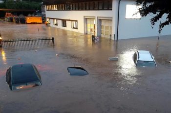 Am Mittwochabend stieg und stieg das Wasser unaufhaltsam und ließ Autos und die Gebäude der e-regio (Hintergrund) versinken. Das Hochwasser stieg am Ende auf eine Höhe von zwei Metern. Foto: Reiner Züll