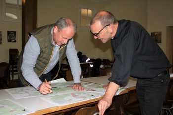 Einen ersten Lagebericht gab Bürgermeister Hermann-Josef Esser (links) dem Einsatzleiter Albi Roebke. Foto: Alice Gempfer/Gemeinde Kall