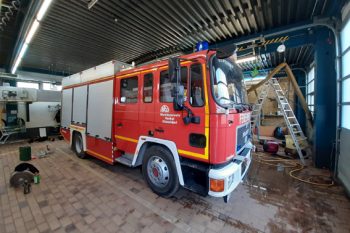 Das Tanklöschfahrzeug der Düsseldorfer Henkel-Werksfeuerwehr  passt gut in das leergeräumte Feuerwehrgerätehaus  der Kaller Wehr. Foto: Reiner Züll