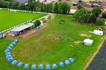 Zelte vor der Flut Mitten auf dem Ponyhof hatten die Kinder ihr Camp aufgeschlagen, um zehn Tage lang an einem Musikfilm zu arbeiten. Bild: Rudi Kurth