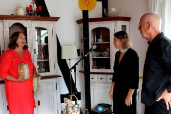 Regina Limburg bedankt sich bei Susanne Riemer und Wilhelm Geschwind mit selbst hergestellten Lichtsteinen. Foto: Reiner Züll