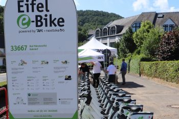 Um nach der Flutkatastrophe einen Beitrag zur Mobilität zu leisten, können Eifel e-Bikes für eine Stunde kostenlos ausgeliehen werden. Foto: RVK