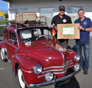 Eine Spende von 500 Euro für die Hilfsgruppe Eifel übergab der Vorsitzende des Roggendorfer Renault-Oldtimer-Club, Jörn Hück, an Ralf Heistert. Foto: Reiner Züll
