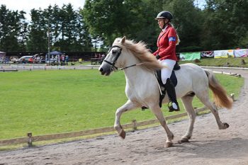 Auf der Pferderennbahn zeigten über 180 Reiterinnen und Reiter ihr Können. Bild: Michael Thalken/Eifeler Presse Agentur/epa
