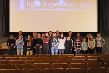 Das von 16 Kindern und Jugendlichen erarbeitete Filmprojekt zum Thema Identität: „Wer bin ICH?“ feierte im Frechener Linden-Theater Premiere. Bild: Spotlight Experience 