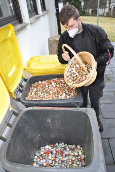Vor dem Eingang zum Jugendraum hinter dem Bürgerhaus stehen die Kronkorken-Sammel-Tonnen, die von der Gemeinde Hellenthal zur Verfügung gestellt worden sind. Foto: Reiner Züll