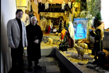 Vor Weihnachten 2012 baute Ferdi Saßmann (links) eine neue große Krippe im Aachener Dom. Unser Bild zeigt ihn vor der Einweihung mit dem damaligen Weihbischof Karl Reger aus Hellenthal-Rescheid. Foto: Reiner Züll