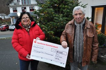 Einen Spendenscheck über 10.000 Euro überreichte die Geschäftsführerin zweier Bonner Pflegeinrichtungen, Beate Heimersheim aus Eiserfey, an den Hilfsgruppen-Vorsitzenden Willi Greuel. Foto: Reiner Züll