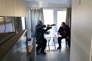 Im mobilen Wohnheim war sogar Platz für ein ausgiebiges Interview mit einem Redakteur vom WDR. Bild: Michael Thalken/Eifeler Presse Agentur/epa