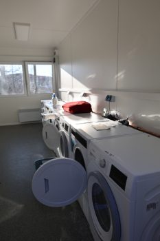 Für jede Wohneinheit stehen in einem separaten Waschcontainer eine Waschmaschine und ein Wäschetrockner zur Verfügung. Bild: Michael Thalken/Eifeler Presse Agentur/epa