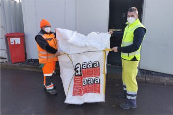 Gunther Mann (l.) und Marc Hirschberg (r.) zeigen am Abfallwirtschaftszentrum den mit dem Asbest-Logo gekennzeichneten Big-Bag. Kleinteiligere asbesthaltige Abfälle können darin angeliefert werden. Foto: Kreis Euskirchen