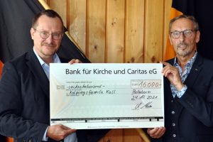 Der Vorsitzende der Kolpingfamilie Paderborn-West, Claus Meier (links), war eigens nach Kall gekommen, um einen Spendenscheck über 16.000 Euro an Hans-Peter Dederichs zu übergeben. Foto: Reiner Züll