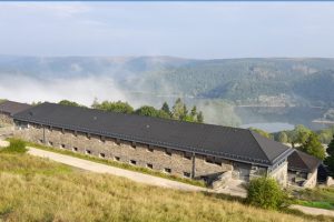 Das Naturschutz-Bildungshaus "Eifel-Ardennen-Region" mit Blick über den Urftsee zum Nationalpark Eifel. Bild: NABEAR