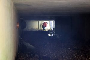 Für die Arbeiter ist das Befüllen des Bagger-Saugstutzens im niedrigen Schacht extrem schwere Arbeit. Bild: Michael Thalken/Eifeler Presse Agentur/epa 